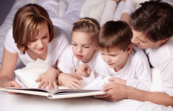 Зачем читать детям сказки на ночь?